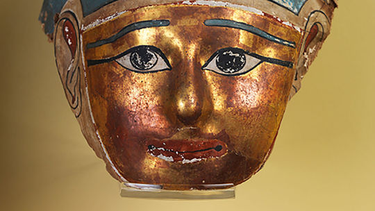 Staroveká egyptská zlatá pohrebná maska z roku...