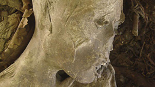 Archeológovia našli pri Luxore rozsiahlu hrobku a nepoškodenú múmiu