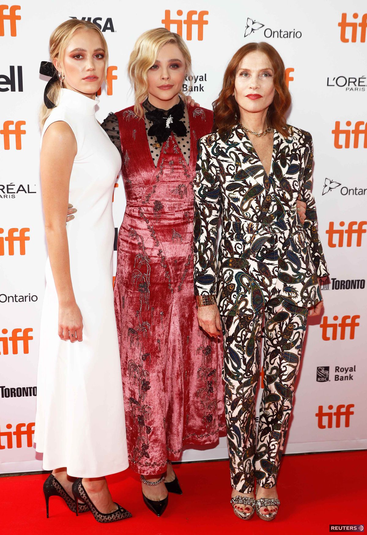 Zľava: Herečky Maika Monroe, Chloe Grace Moretz...