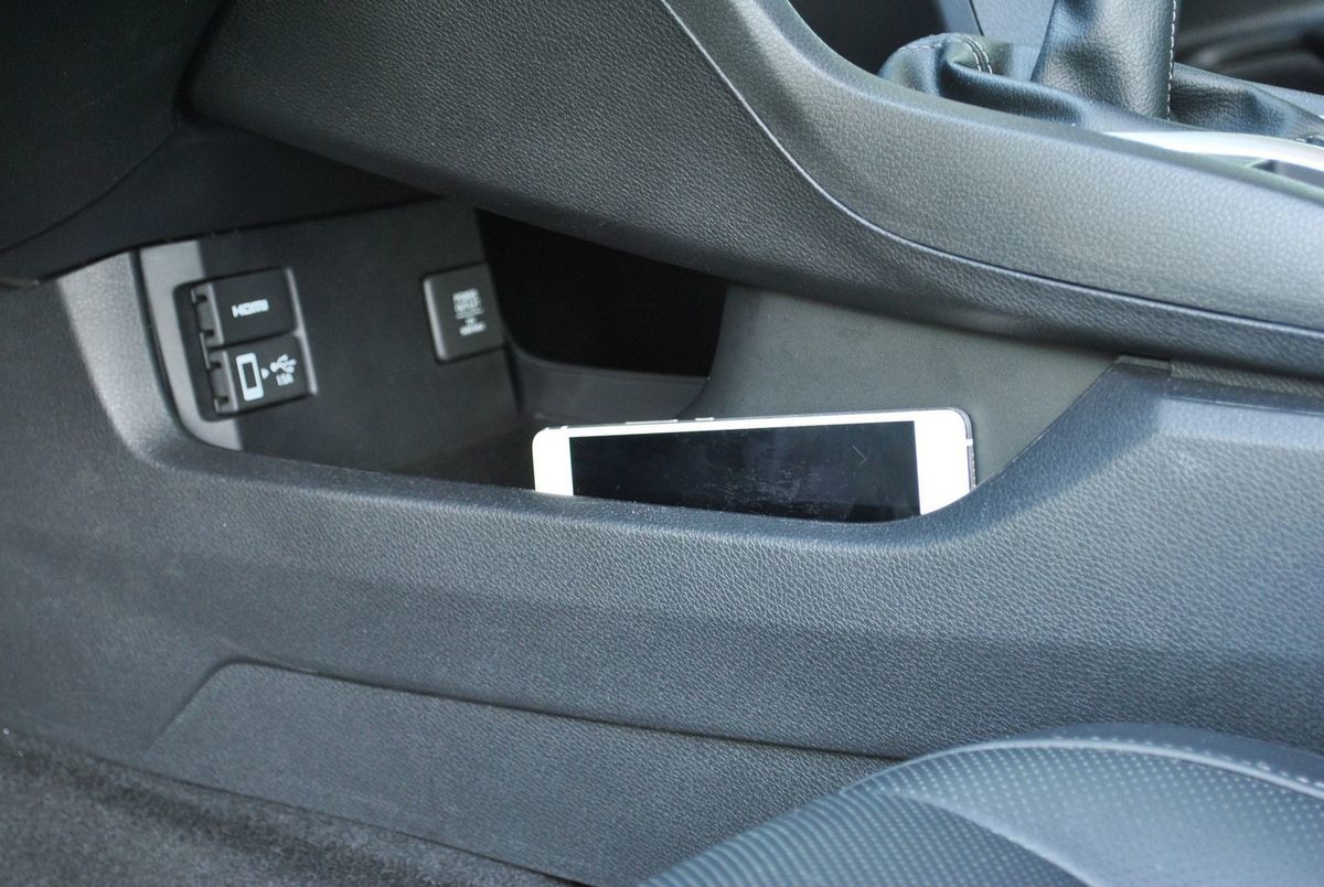 V interiéri je niekoľko praktických odkladacích...