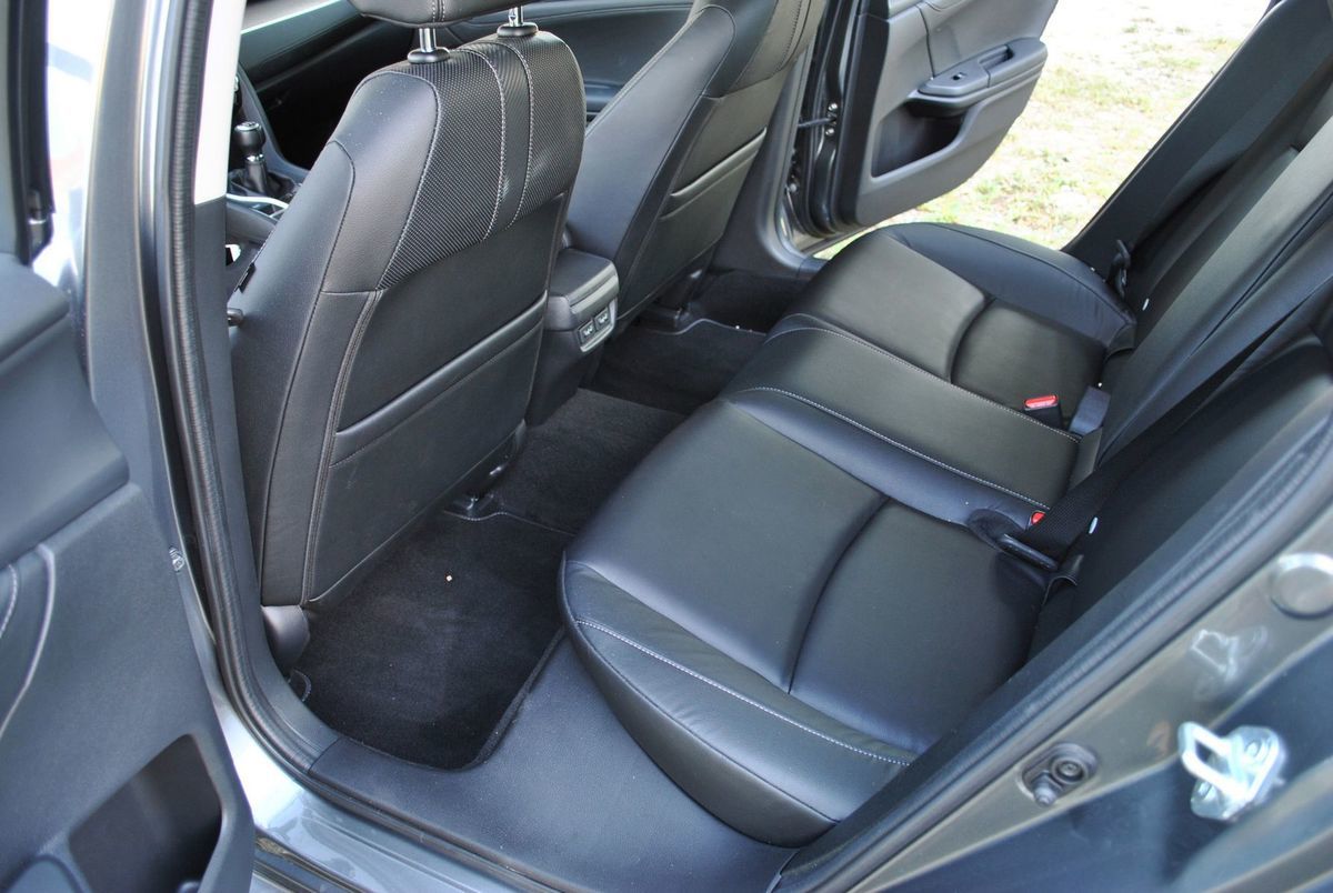 Vzadu je miesta dostatok ako pre hlavu, tak aj...