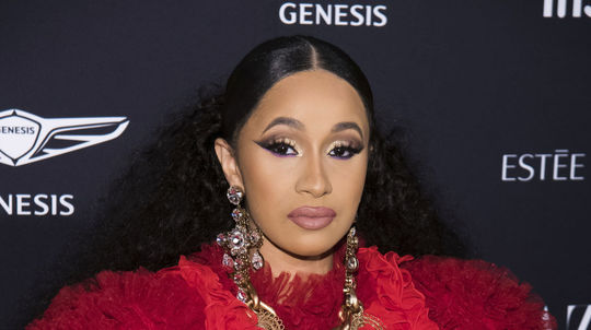 Raperka Cardi B ešte bez hrče na hlave.