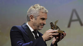 Režisér Alfonso Cuaron drží Zlatého leva - hlavnú cenu festivalu za film Roma.