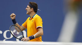 Koleno bolo proti. Nadal skrečoval zápas, del Potro vyzve Djokoviča