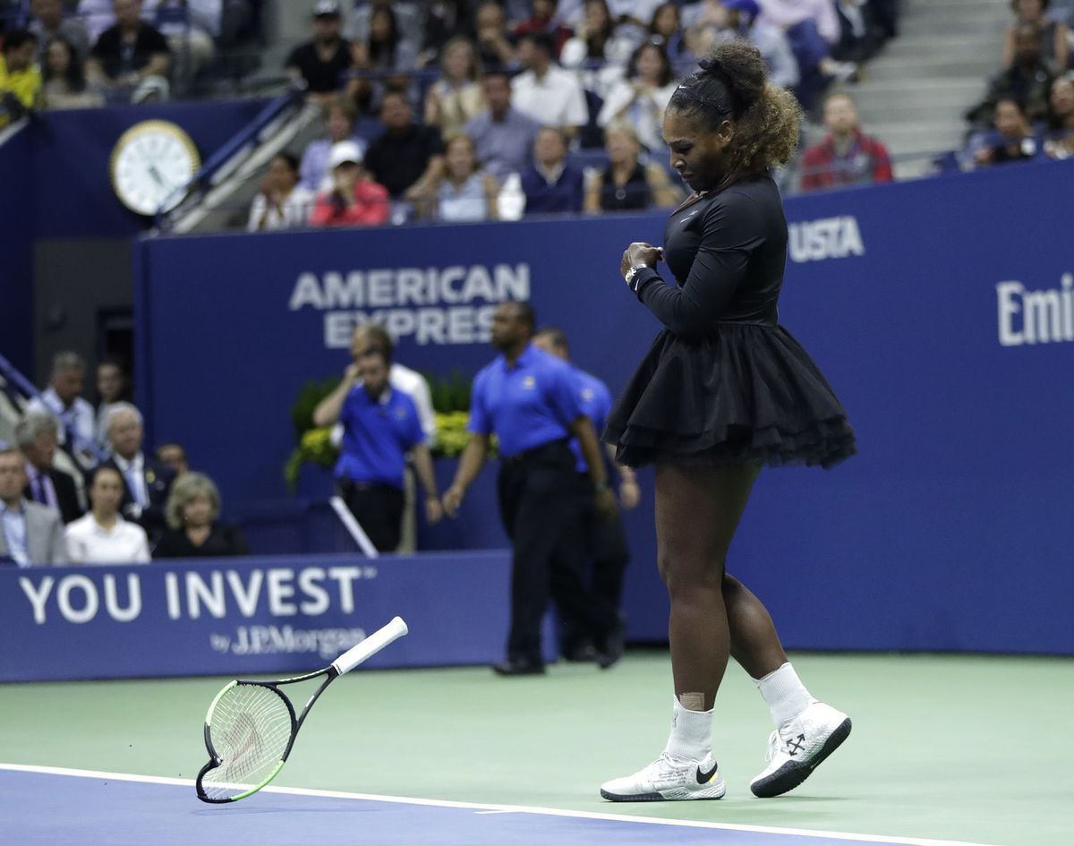 Serena Williamsová a jej zlomená raketa.