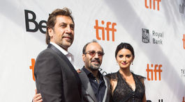 Javier Bardem (vľavo) s manželkou Penelope Cruz a režisérom Asgharom Farhadi