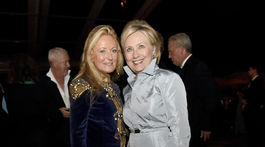 Politička Hillary Clinton (vpravo) a Ricky Lauren, manželka dizajnéra Ralpha Laurena. 