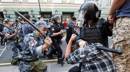 Počas protestov proti zvýšeniu dôchodkového veku zatkli v Rusku takmer 300 osôb