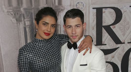 Snúbenci - herečka Priyanka Chopra a spevák a herec Nick Jonas prišli na prehliadku spoločne. 