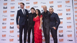 Zľava: Herci Alexander Skarsgard, Jesse Eisenberg, herečka Salma Hayek, režisér Kim Nguyen a herec Michael Mando uviedli film The Hummingbird Project.
