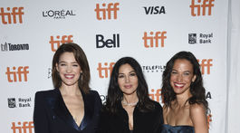 Zľava: Herečky Tess Haubrich, Monica Bellucci a Caroline Ford uviedli film Nekrotronic.