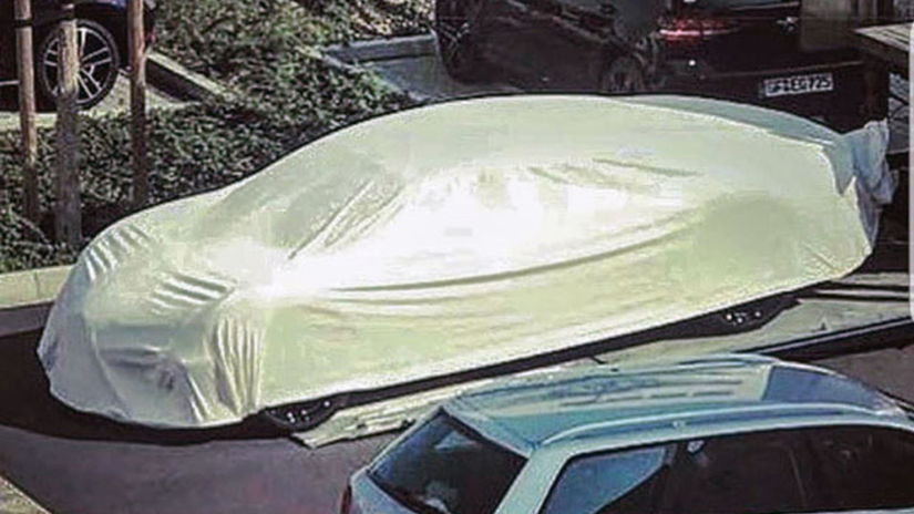 Zvláštny model Bugatti prikrytý plachtou...