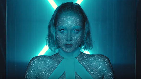 Emma Drobná vo videoklipe ku skladbe  Try. 