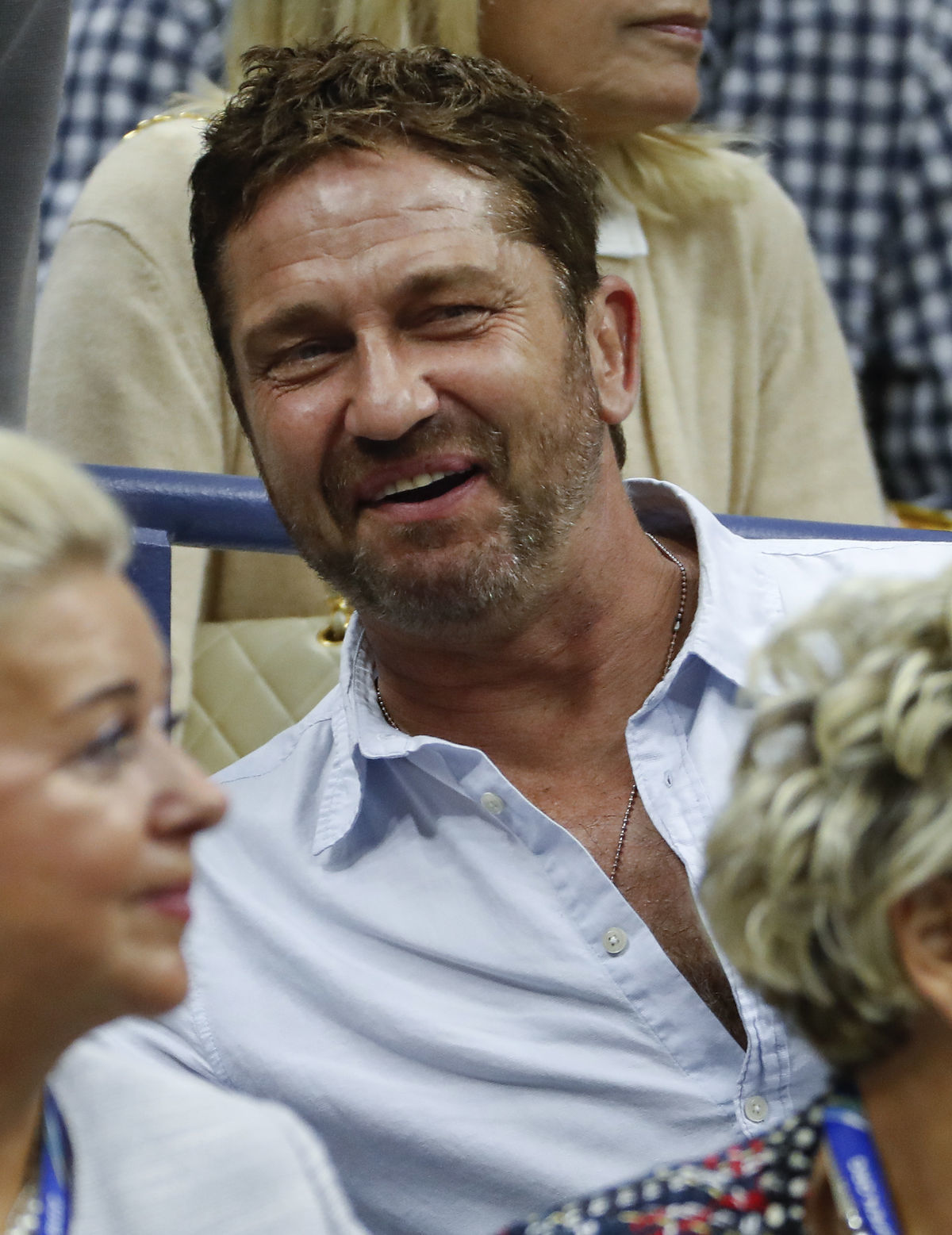 Herec Gerard Butler sleduje finále mužskej...