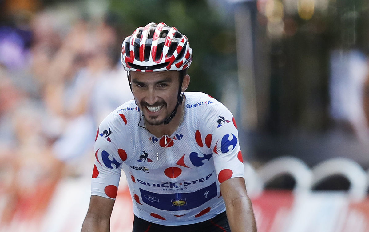 V bodkovanom drese. Julian Alaphilippe sa stal...