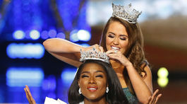 Minuloročná víťazka Cara Mund korunovala novú Miss Amerika Niu Franklinovú.
