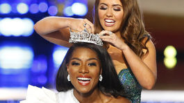 Miss New York Nia Franklin sa stala novou Miss Amerika pre rok 2019.