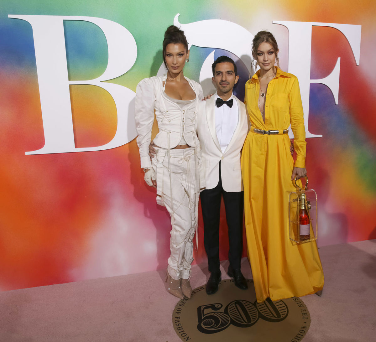 Modelky a slávne sestry Bella Hadid (vľavo) a...