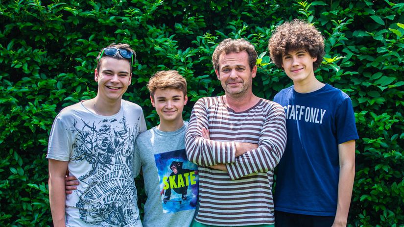 Záber zo štvrtej série seriálu Naši.