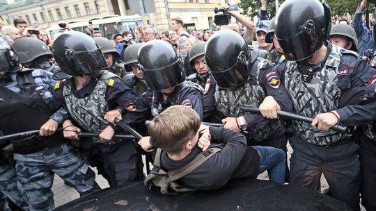 V Moskve zatkli na nepovolenom proteste vyše 430 ľudí
