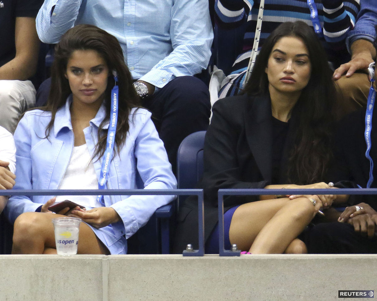 Modelky Sara Sampaio (vľavo) a Shanina Shaik...