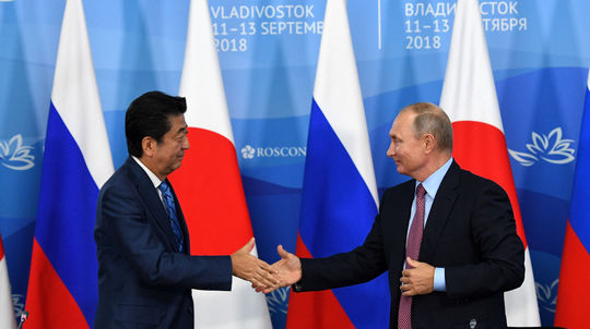 Blížime sa k mierovej zmluve, povedal Abe po stretnutí s Putinom
