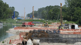 Počas stavebných prác na diaľnici D4 zavalila robotníka betónová platňa