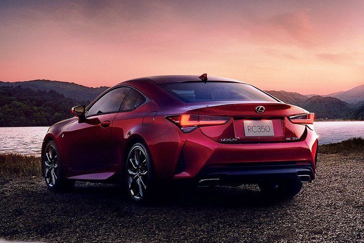 Aj vzadu sa zmenila grafika a tvar reflektorov....