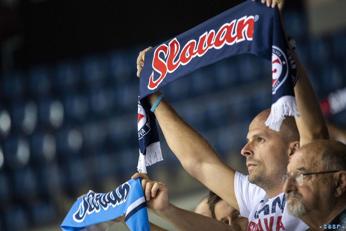 Na snímke fanúšikovia Slovana počas zápasu...
