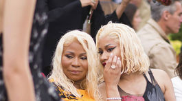 Raperka Nicki Minaj (vpravo) sa zhovára s mamou Carol Maraj, ktorú vzala na prehliadku v New Yorku. 