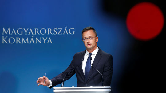 Maďarsko neprijme z migračného paktu ani kúsok, povedal Szijjártó
