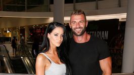 Tento svalovec nahradil Pomejeho! Hercova sexy manželka ho vzala do kina