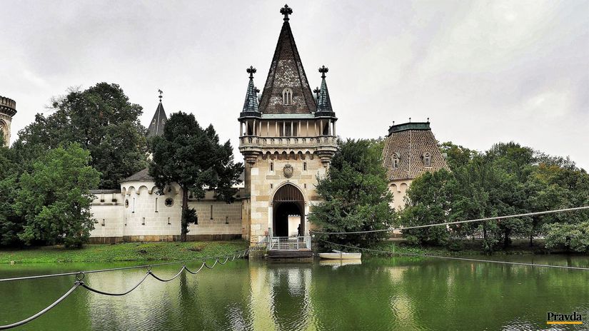 K hradu Franzenburg sa dá doplaviť kompou.
