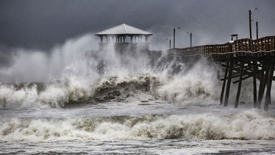Okraj hurikánu Florence dorazil k brehom Severnej Karolíny
