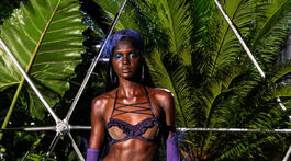 Modelka predvádza kolekciu Savage X Fenty v New Yorku. 