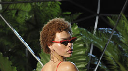 Modelka predvádza spodnú bielizeň z línie Savage x Fenty, ktorú v New Yorku predstavila speváčka Rihanna. 