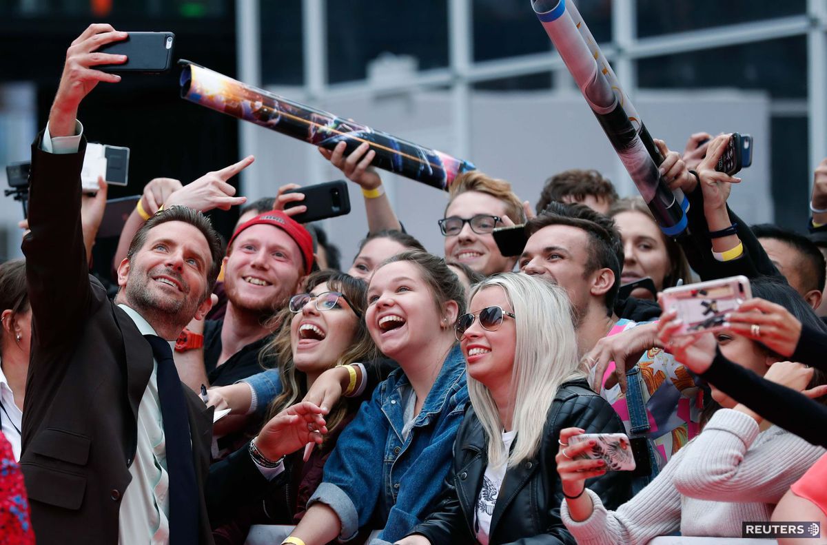 Bradley Cooper v obklopení fanúšikov v Toronte...