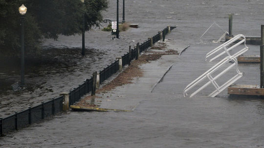 Zatopené cesty, rieky vyliate z brehov a...