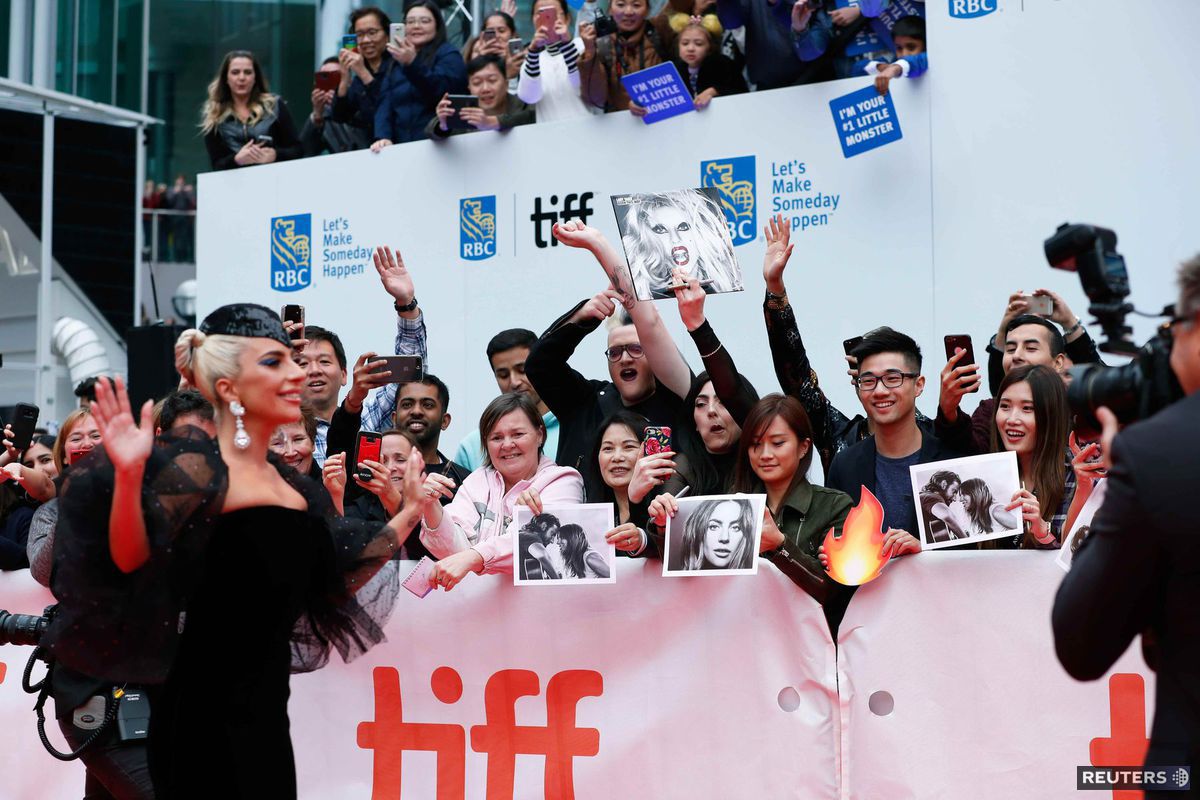 Lady Gaga v obklopení fanúšikov v Toronte počas...