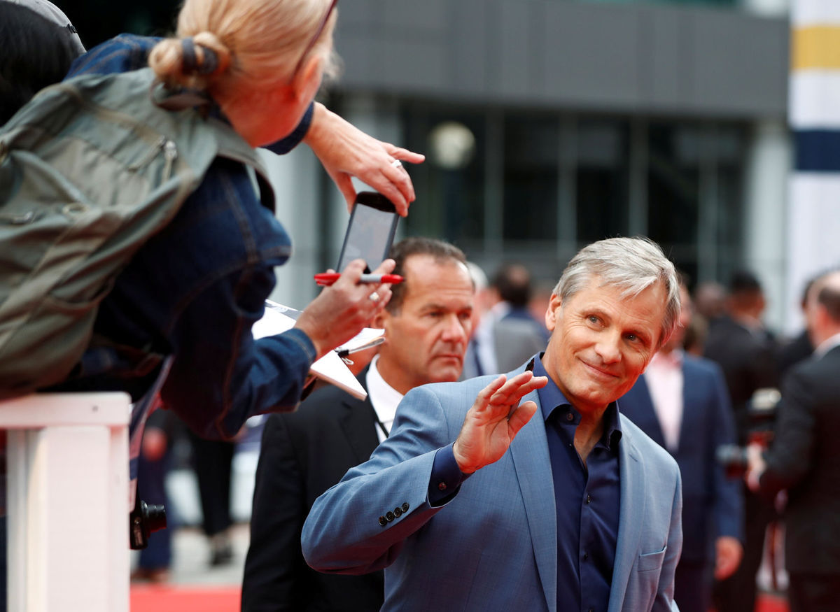 Viggo Mortensen v obklopení fanúšikov v Toronte...