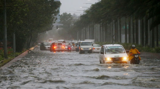 Zaplavená ulica po tajfúne Mangkhut.