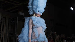 Modelka na prehliadke dizajnérky Pam Hogg počas týždňa módy v Londýne. 