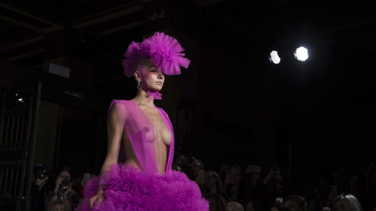 Prehliadka dizajnérky Pam Hogg bola plná...