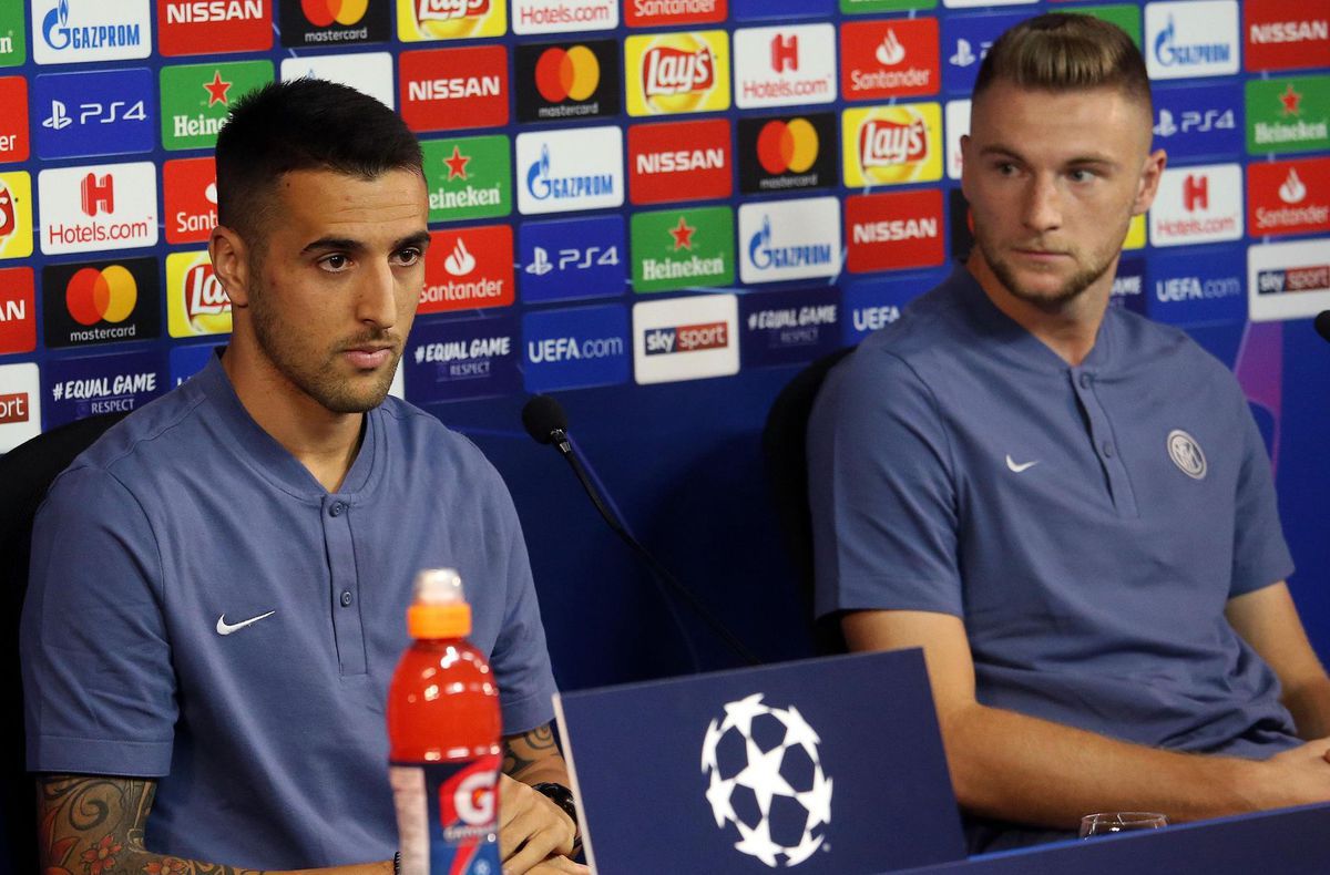 Slovenský obranca Milan Škriniar (vpravo) a...