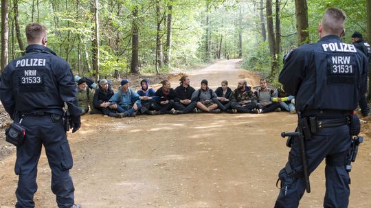 Nemecká polícia vyháňa aktivistov z Hambašského lesa už piaty deň