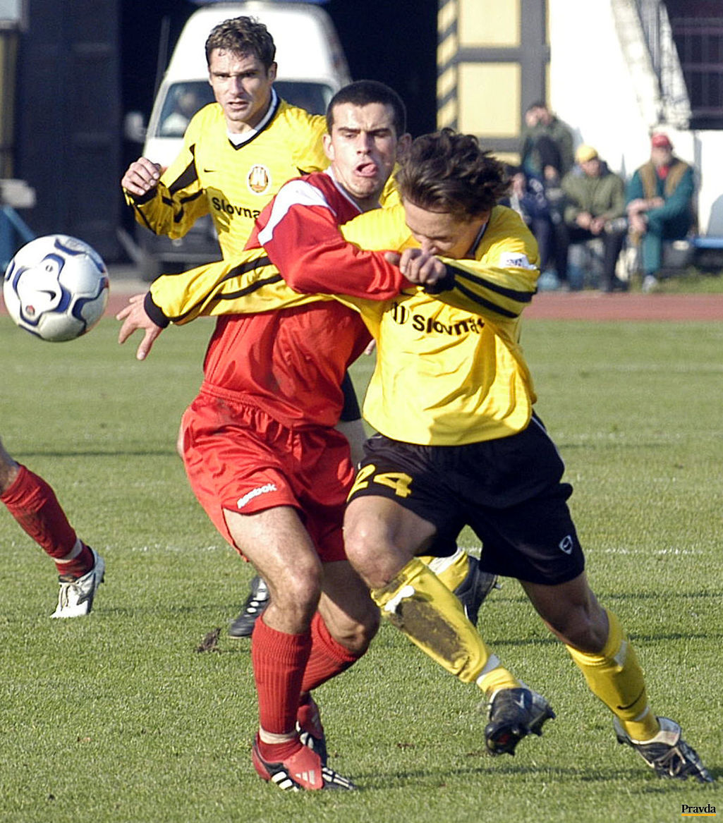 Viktor Pečovský (vľavo) v drese Banskej...