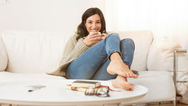 Pochmúrna jesenná nálada? Kdeže! Vylepšiť si ju môžete aj v obývačke