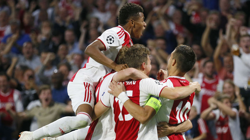 Hráči Ajaxu oslavujú gól do siete AEK Atény.