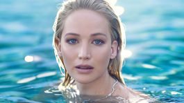 Herečka Jennifer Lawrence sa stala novou tvárou parfumu Joy. 