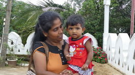 mamicka s dcerkou v Budhovej svatyni Srí Lanka